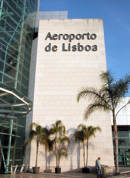 Terminal do Aeroporto Internacional Humberto Delgado de Lisboa (Aeroporto de Lisboa). Lisboa &eacute; a capital de Portugal no sul da Europa.