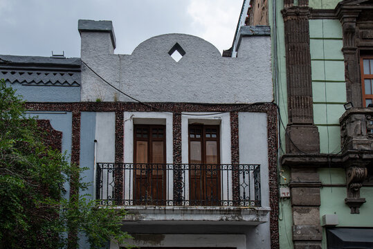 arquitectura, fachada, arquitectura mexicana, edificio antiguo, casa antigua, arquitectura colonial, patrimonio arquitect&oacute;nico, patrimonio urbano, balc&oacute;n, balc&oacute;n antiguo, puerta de madera, ventanas, h