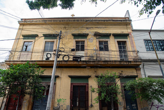arquitectura, edificio antiguo, fachada, fachada urbana, arquitectura mexicana, ciudad, urbanismo, calle, vivienda, casa antigua, edificio hist&oacute;rico, patrimonio arquitect&oacute;nico, arquitectura tradiciona
