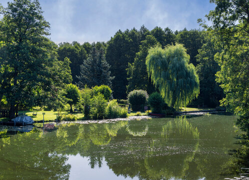 Idyllische Flusslandschaft mit ruhigen Parkteichen in Brandenburg, Deutschland
