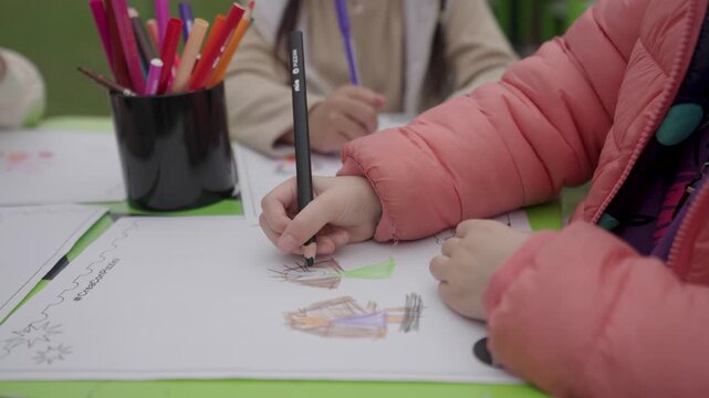 Detalle de manos de ni&ntilde;os y ni&ntilde;as dibujando y pintando con marcadores y l&aacute;pices, creatividad y educaci&oacute;n infantil