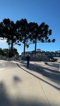 pessoas com skate praticando esporte em pista 