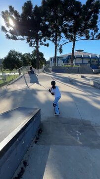 pessoas com skate praticando esporte em pista 