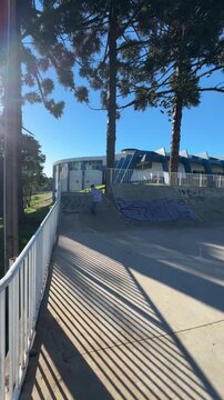 pessoas com skate praticando esporte em pista 