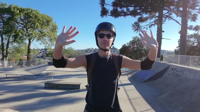pessoas com skate praticando esporte em pista 