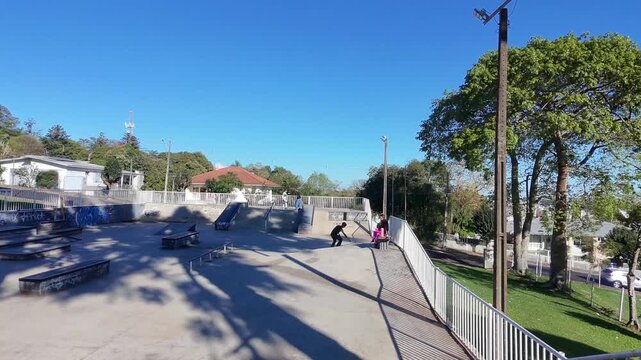 pessoas com skate praticando esporte em pista 
