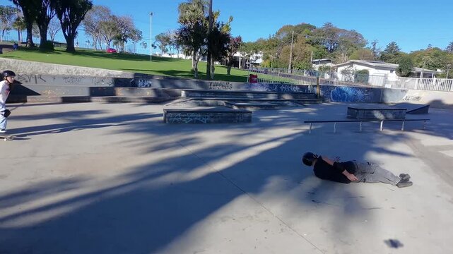 homem com skate  cai no ch&atilde;o fica machucado 