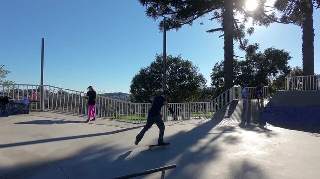 pessoas com skate praticando esporte em pista 
