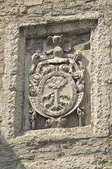 Naklejka premium Escudo tallado en piedra en la fachada de la Iglesia de San Miguel en Vitoria