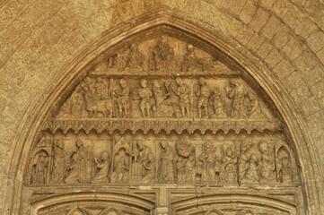 Naklejka premium Tímpano de la portada principal de la Iglesia de San Miguel Arcángel en Vitoria
