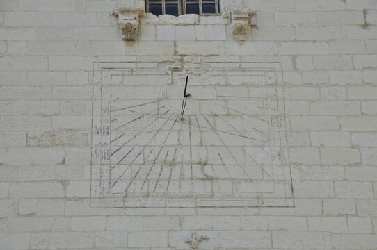 Reloj de sol en el muro de la Catedral de Santa Mar&iacute;a en Vitoria Gasteiz