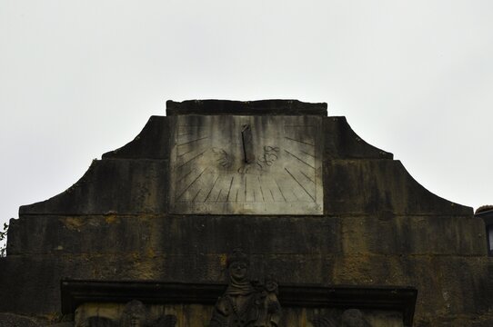 Reloj de sol en la muralla junto a la Puerta de Santa Mar&iacute;a en Hondarribia