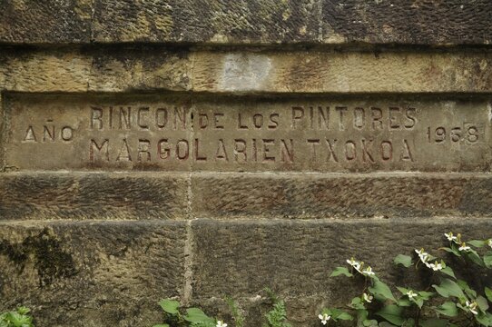 Inscripci&oacute;n hist&oacute;rica en piedra en la Puerta de Santa Mar&iacute;a Hondarribia