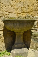 Naklejka premium Pila bautismal de piedra en el exterior de la Iglesia de San Vicente San Sebastián