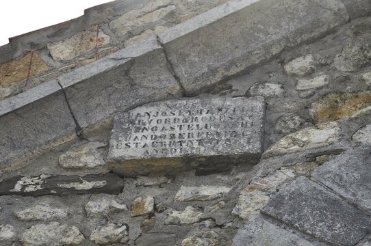 Placa conmemorativa de la reconstrucci&oacute;n de la Ermita de San Juan de Gaztelugatxe