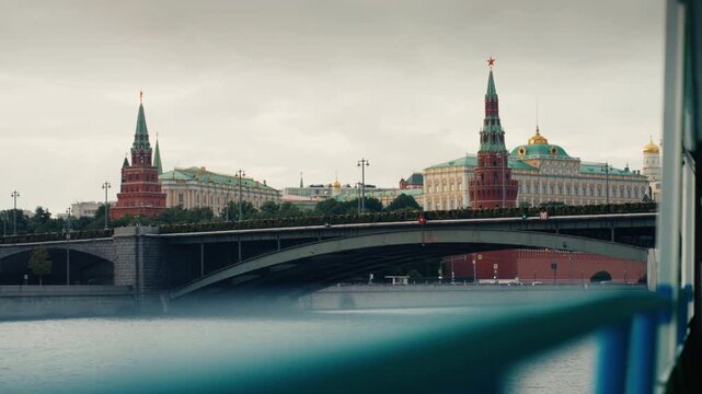 Moscow kremlin and bolshoy moskvoretsky bridge river cruise