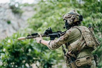Naklejka premium Outdoor soldiers jungle soldiers soldiers on duty alert focused armed warrior tactical force camouflage gear combat mission training