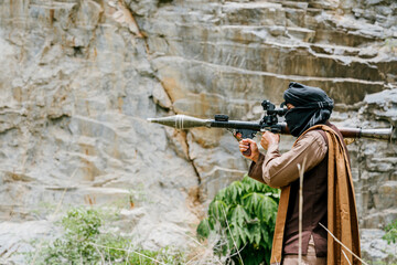 Naklejka premium Serious outdoor soldiers in jungle settings on duty demonstrate intense focus and vigilance while patrolling near rocky mountain terrain