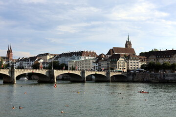 Naklejka premium Rheinschwimmen in Basel im Sommer