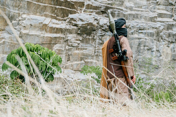 Naklejka premium Outdoor soldiers jungle soldiers soldiers on duty alert intense vigilant guarding landscape