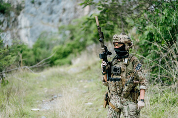 Naklejka premium Focused outdoor soldiers jungle soldiers soldiers on duty alert in intense forest surveillance with vigilant expression and camouflage gear