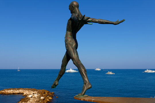 Le Defi sculpture by Christophe Charbonnel, Antibes