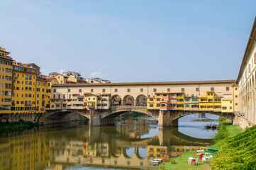 Fototapeta premium Panoramic wide view of Ponte Vecchio bridge and Arno river in Florence Italy