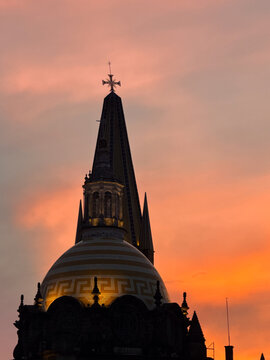 Torre del templo Catedral cat&oacute;lica de Guadalajara Jalisco M&eacute;xico en el atardecer 