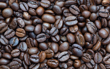 Obraz premium Roasted coffee beans background texture, top view