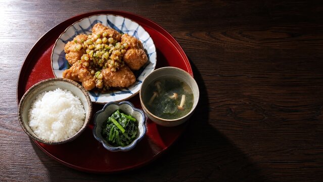 油淋鶏の定食 ごはんと味噌汁と青菜 朱塗りの丸盆