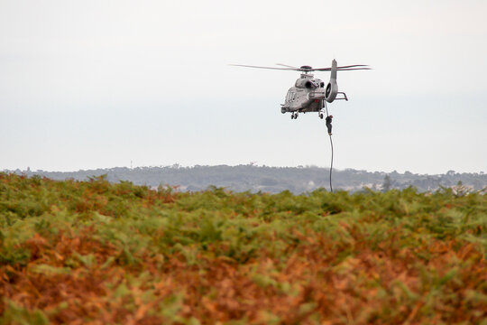 Exercice militaire avec un h&eacute;licopt&egrave;re