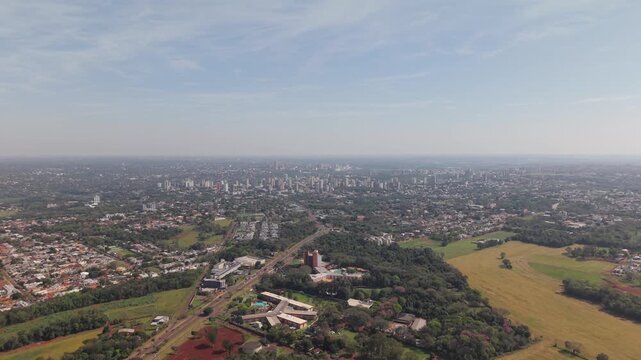 Vista a&eacute;rea general de Foz do Igua&ccedil;u, ciudad tur&iacute;stica brasile&ntilde;a de la Triple Frontera entre Brasil, Argentina y Paraguay