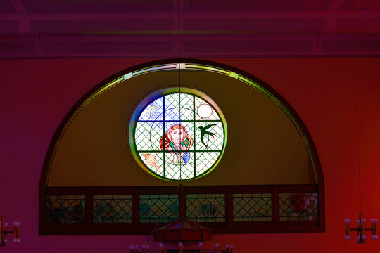 Altarraum der evangelischen Kirche in Gedern mit Kanzelaltar und Holzkunstwerken, Hessen, Deutschland	
