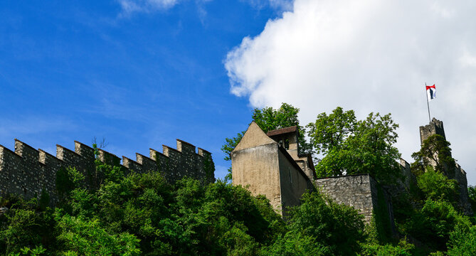 Historische Festungsmauern und Kapelle der Ruine Stein mit Aargauer Kantonsfahne, Baden, Kanton Aargau, Schweiz