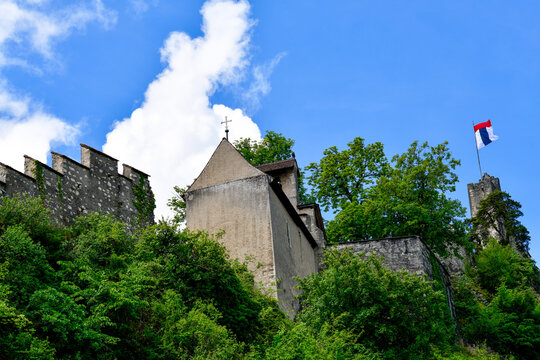 Historische Festungsmauern und Kapelle der Ruine Stein mit Aargauer Kantonsfahne, Baden, Kanton Aargau, Schweiz