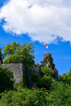 Historische Festungsmauern und Kapelle der Ruine Stein mit Aargauer Kantonsfahne, Baden, Kanton Aargau, Schweiz