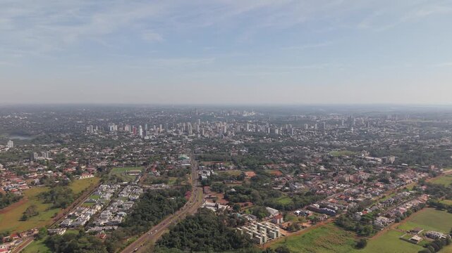 Vista a&eacute;rea general de Foz do Igua&ccedil;u, ciudad tur&iacute;stica brasile&ntilde;a de la Triple Frontera entre Brasil, Argentina y Paraguay