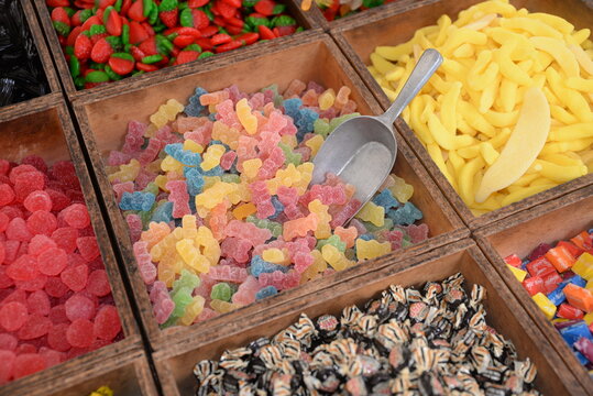 S&uuml;&szlig;igkeuten auf einem Markt