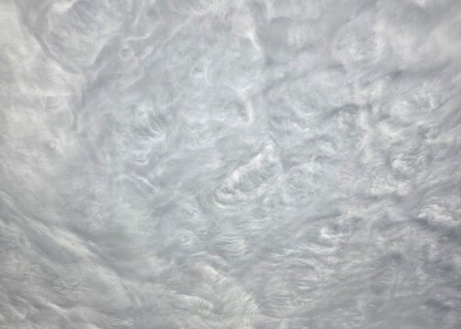 Fondo abstracto con textura de cielo nublado y ondas de nubes blancas