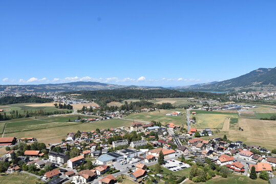 Vue a&eacute;rienne de la vall&eacute;e, depuis les remparts du ch&acirc;teau m&eacute;di&eacute;val de Gruy&egrave;re, dans le canton de Fribourg, en Suisse.

