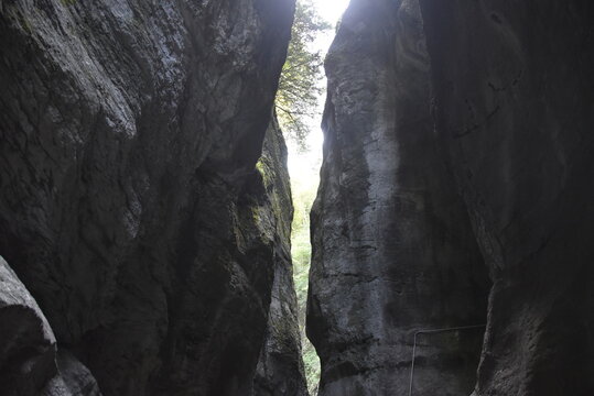 Passage &eacute;troit entre les rochers, laissant entrevoir la v&eacute;g&eacute;tation, et la lumi&egrave;re du jour, dans les Gorges de l'Aar.