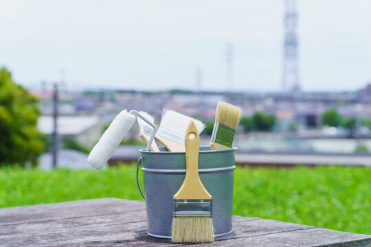 塗装道具と日本の街並み｜リフォーム・塗装業者・DIY イメージ