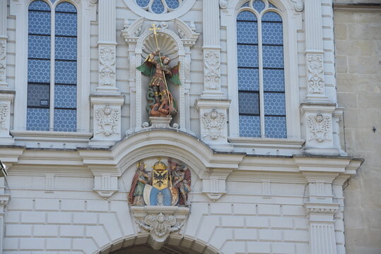 D&eacute;tails de la fa&ccedil;ade orn&eacute;e de l'&eacute;glise Saint-L&eacute;ger de Lucerne.