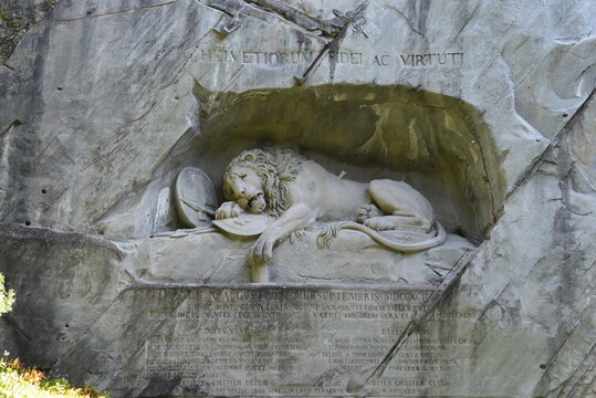 Lion de Lucerne, m&eacute;morial sculpt&eacute; dans la falaise, et surplomb&eacute; de l'inscription latine "Helvetiorum Fidei ac Virtuti".
