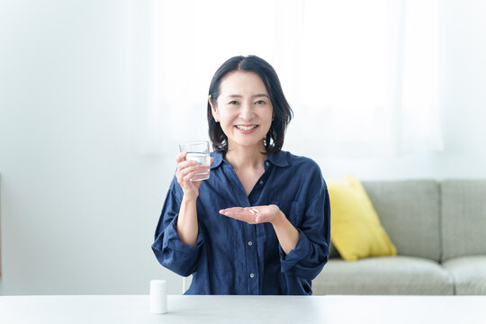 サプリメントを服用する中高年女性