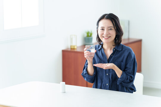 サプリメントを服用する中高年女性