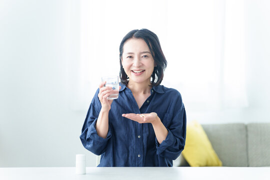 サプリメントを服用する中高年女性
