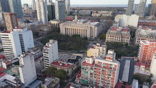 Facultad de Ingenier&iacute;a de la Universidad de Buenos Aires sobre Avenida Paseo Col&oacute;n, Buenos Aires, Argentina