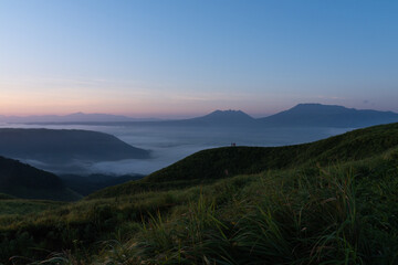 Fototapeta premium 夜明けの大観峰から眺める北外輪山の草原と阿蘇谷の雲海