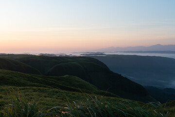 Fototapeta premium 大観峰から眺める北外輪山の山並みと夜明けの空